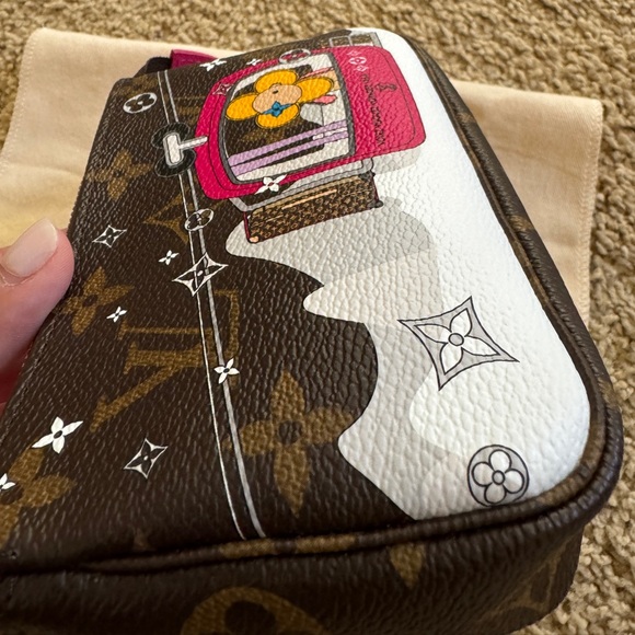 Authentic 💯 Louis Vuitton Mini Pochette - Picture 7 of 10